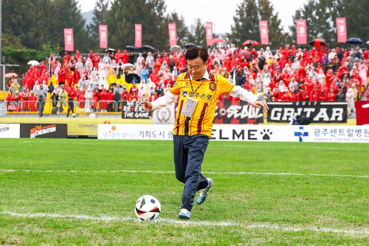 정기명 여수시장, 케이(K)리그1 광주 풋볼클럽(FC) 홈 폐막전 시축자로 나서
