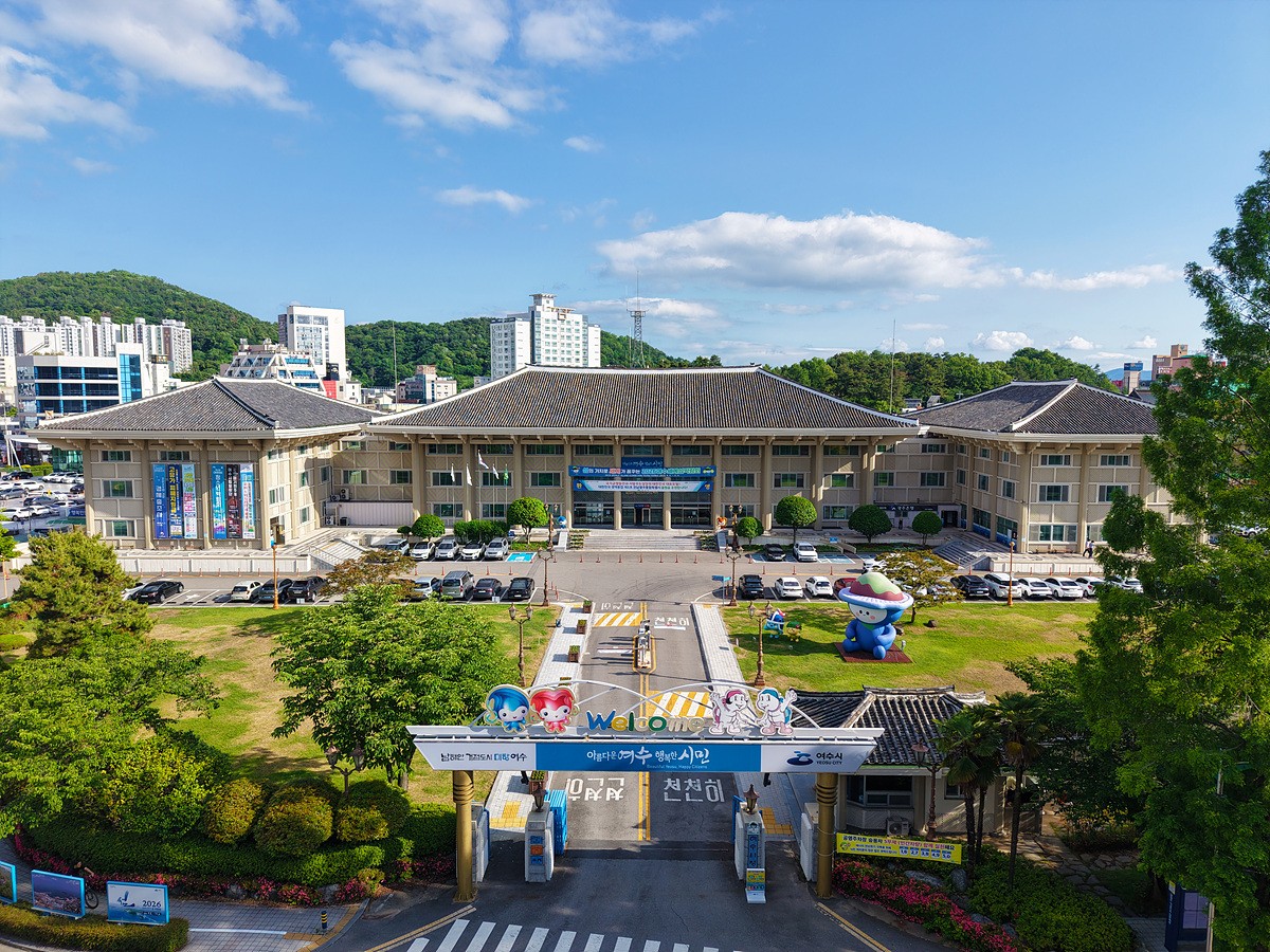 민선9기 새로운 여수 청사진 설계할 ‘기획위’ 출범 민선9기 여수시를 새롭게 설계할 ‘위기극복 시민주권 기획위원회’가 공식 출범한다.서영학 여수시장 당선인의 인수위원회 역할을 하게 될 ‘위기극복 시민주권 기획위원회’(이하 위원회)는...