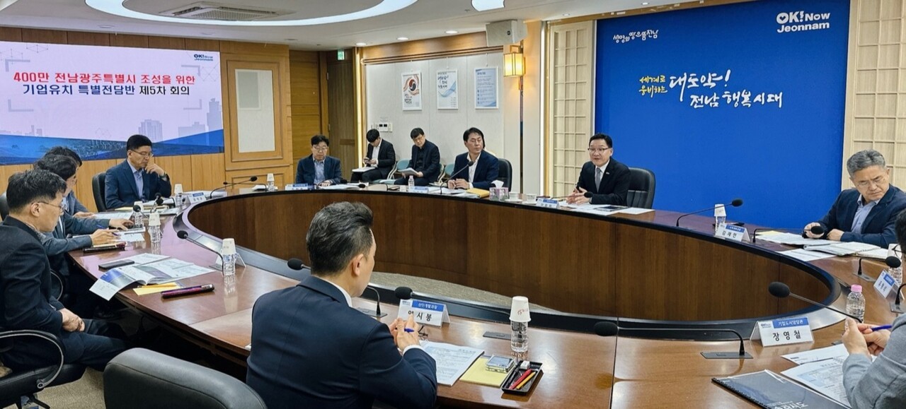 ‘호남 반도체 시대’ 진짜 열리나 최근 삼성전자와 SK하이닉스의 호남 투자설이 급부상하고 있는 가운데 전남도가 이들 기업들의 결단을 촉구하며 ‘호남 반도체 시대’ 기대감을 높였다.전라남도는 11일 “전력과 용수, ...