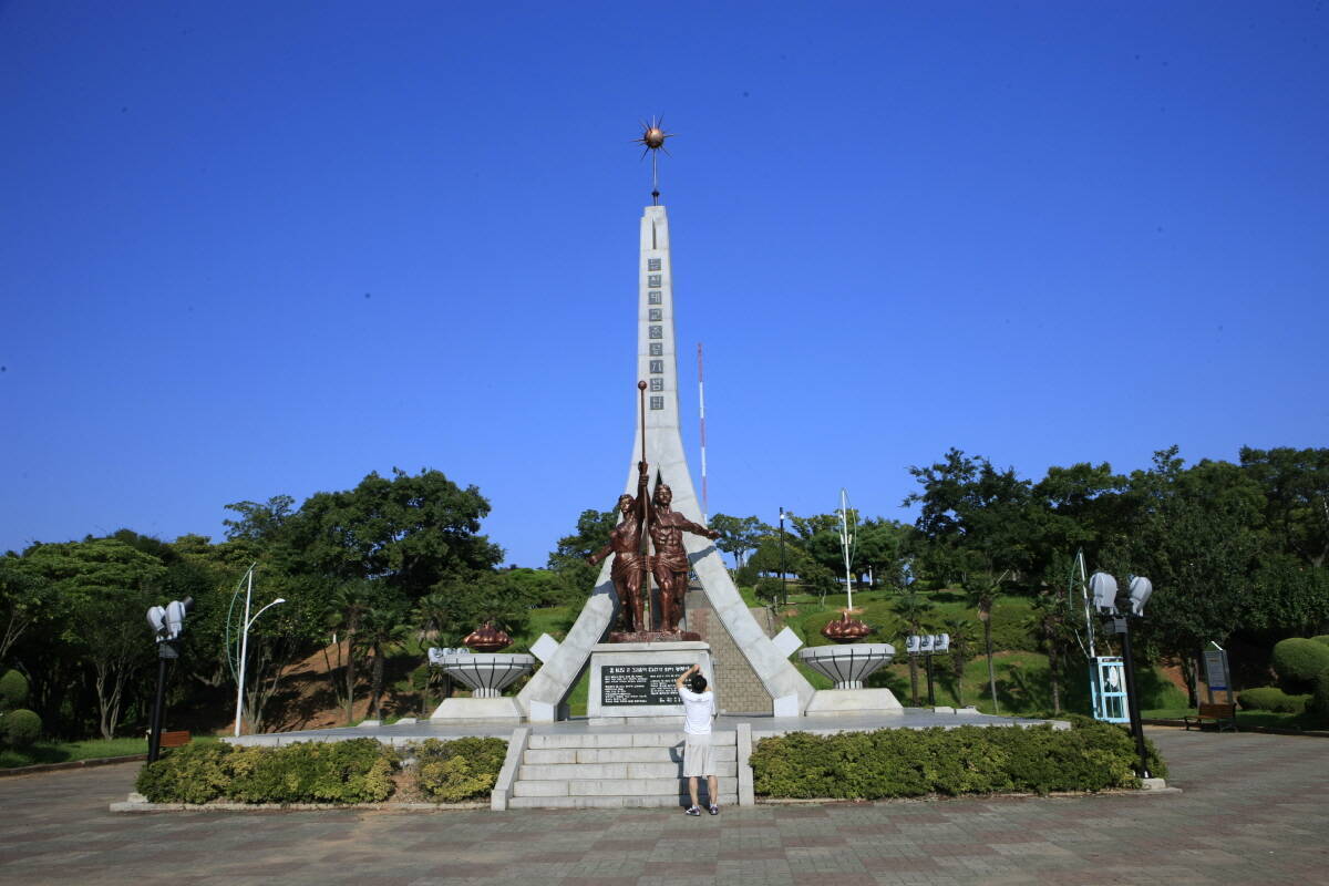돌산대교 준공기념탑..