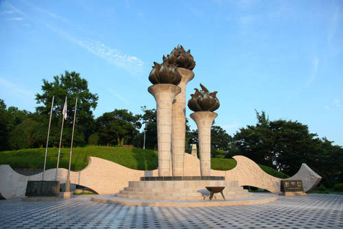 현충탑